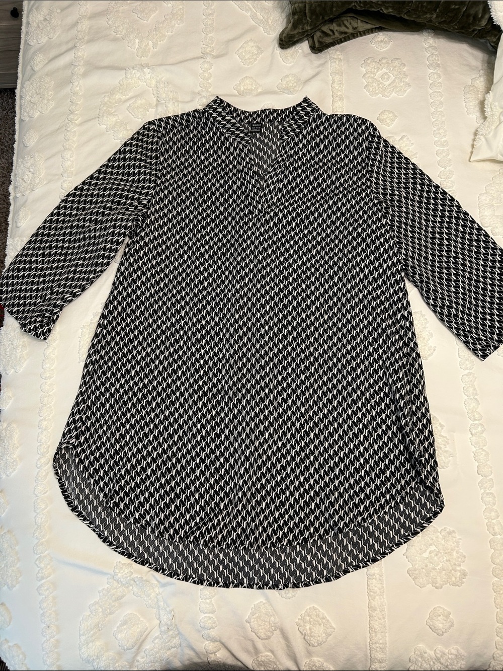 SHEIN Black & White Geometric V-Neck Tunic Blouse